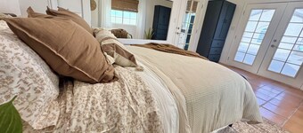 Poolhouse Retreat / Outdoor Oasis & Pets Welcome