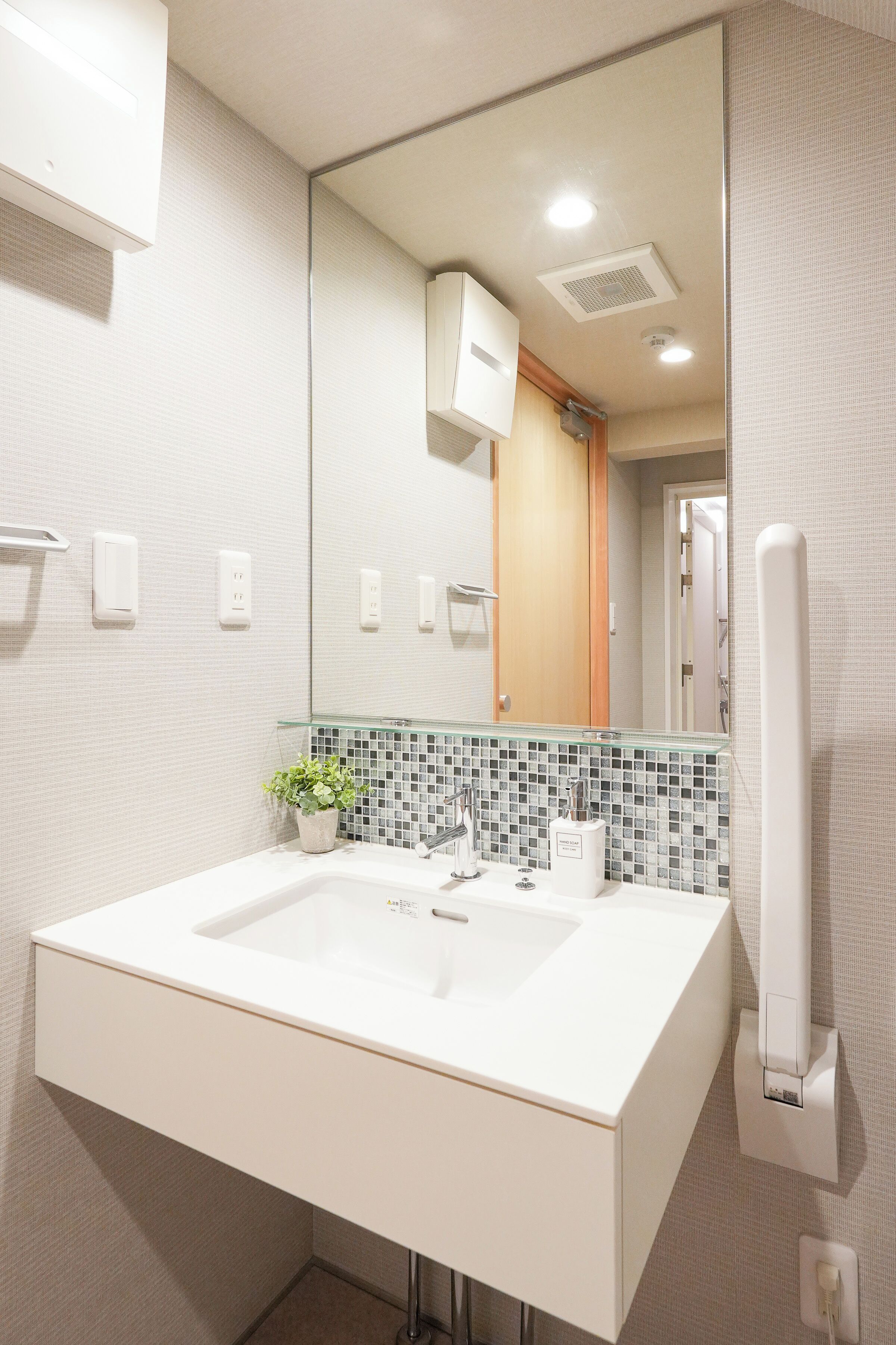 Family Apartment, Accessible Bathtub, Kitchen (402) | Bathroom | Separate tub and shower, hair dryer, towels, soap