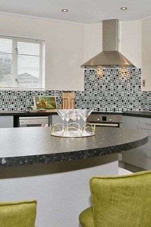 Fridge, microwave, oven, stovetop - Ilam Art Deco with courtyard  7 min to UC (Christchurch)