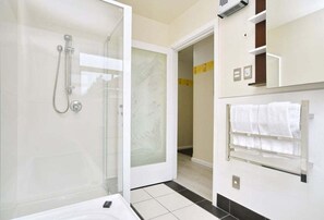 Shower, hair dryer, towels, soap - Ilam Art Deco with courtyard  7 min to UC (Christchurch)