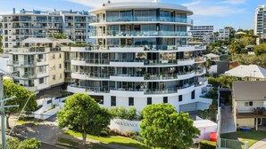 Un edifici residencial de diversos pisos amb façana corbada, balcons i un rètol que diu 'PROVIDENCE'.