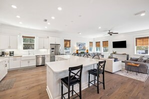 Interior - 🌊 2 Resort Pools | Corn Hole | 6-Seater Golf Cart | Bikes | Sleeps 18! (Inlet Beach)