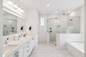 Shower, hair dryer, towels - 🌊 2 Resort Pools | Corn Hole | 6-Seater Golf Cart | Bikes | Sleeps 18! (Inlet Beach)