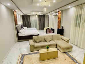 Luxury Suite, Mountain View | Living area - golden mask pyramids view and jacuzzi  (al haram)