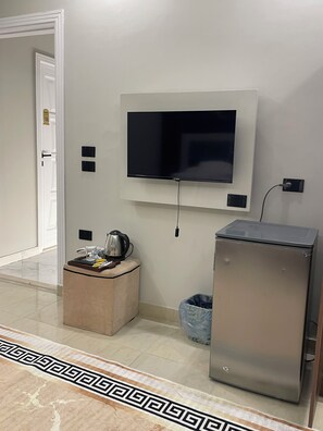 Luxury Twin Room, Mountain View - golden mask pyramids view and jacuzzi  (Giza)