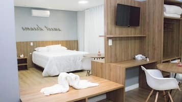 Suite Deluxe, patio, vistas a la ciudad | Minibar y espacio para trabajar con un portátil