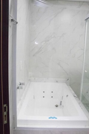 Free toiletries, hair dryer, towels, soap - Hotel Alvorada (Trindade do Sul)
