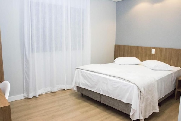 Kamar Double Deluks, 1 Tempat Tidur Double, pemandangan kota | Minibar, ruang kerja ramah laptop, kedap suara, dan setrika/meja setrika