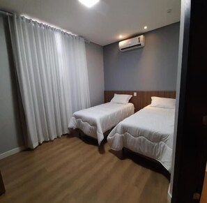 Deluxe-Zweibettzimmer, Stadtblick | Minibar, laptopgeeigneter Arbeitsplatz, schallisolierte Zimmer