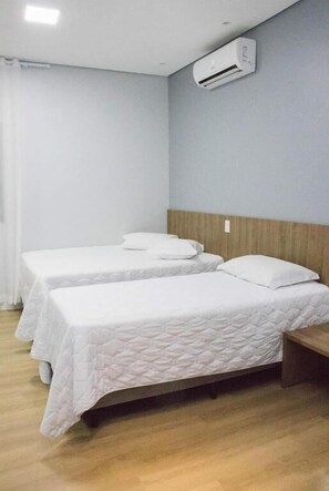 Quarto triplo luxo, vista para a cidade | Frigobar, espaço de trabalho para notebook, quartos à prova de som