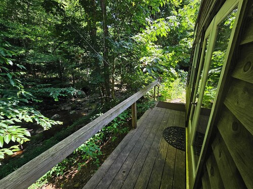 Peaceful Streamside 1-bedroom cabin with AC edge of Pisgah, Craggy
