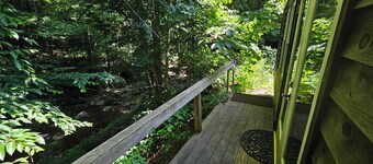 Peaceful Streamside 1-bedroom cabin with AC edge of Pisgah, Craggy