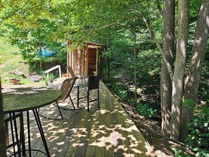Outdoor dining - Peaceful Creek Side cabin with AC and onsite sauna edge of Pisgah, Craggy (Barnardsville)
