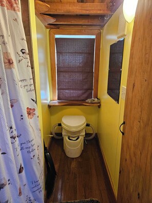 Towels, soap, toilet paper - Peaceful Creek Side cabin with AC and onsite sauna edge of Pisgah, Craggy (Barnardsville)