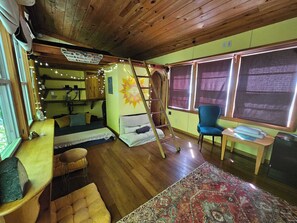 1 bedroom, Internet, bed sheets - Peaceful Creek Side cabin with AC and onsite sauna edge of Pisgah, Craggy (Barnardsville)