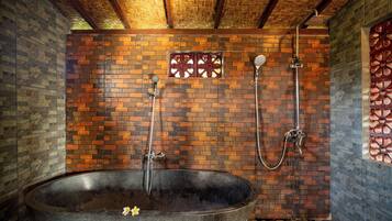 Villa, 1 camera da letto, piscina privata | Bagno | Vasca e doccia separate, asciugacapelli, asciugamani, sapone