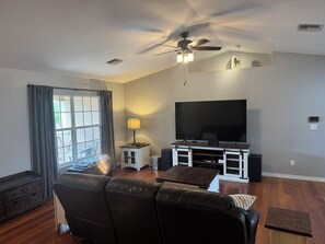 Smart TV, DVD player, stereo - Tranquil 1-bedroom house with AC in Lehigh Acres (Lehigh Acres)