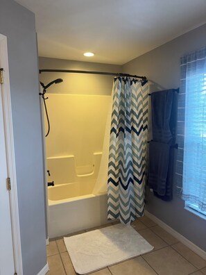 Hair dryer, towels, soap, toilet paper - Tranquil 1-bedroom house with AC in Lehigh Acres (Lehigh Acres)
