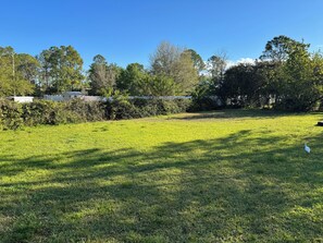 Property grounds - Tranquil 1-bedroom house with AC in Lehigh Acres (Lehigh Acres)