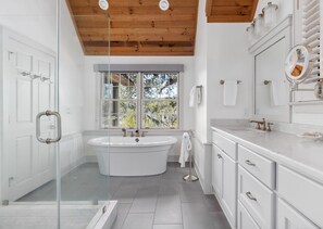Een douche, een haardroger, handdoeken
