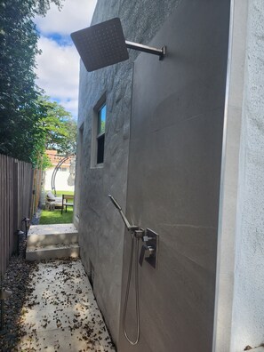 Property grounds - Walk to Las Olas, sleeps 8 with beautiful pool and backyard!!! (Fort Lauderdale)