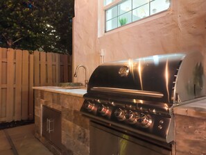 Property grounds - Walk to Las Olas, sleeps 8 with beautiful pool and backyard!!! (Fort Lauderdale)