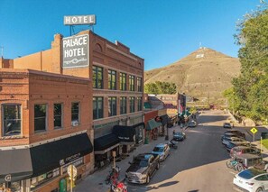 Exterior - Prime Location • Trails & River • A/C (Salida)