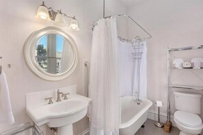 Hair dryer, towels - Prime Location • Trails & River • A/C (Salida)
