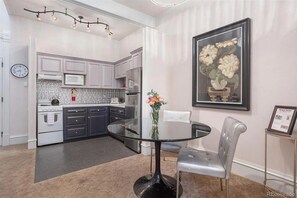 Private kitchen - Prime Location • Trails & River • A/C (Salida)