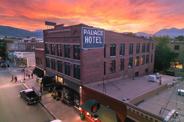 Exterior - Prime Location • Trails & River • A/C (Salida)