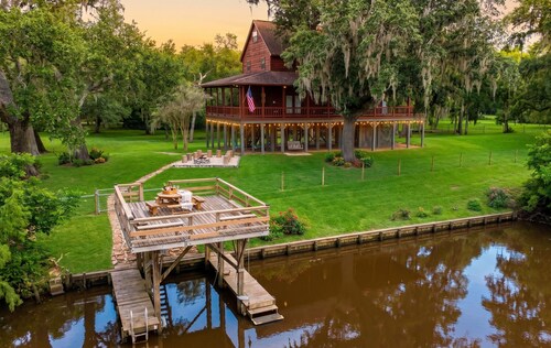 Riverfront, HotTub, BoatRamp, Deck, Sleeps 24