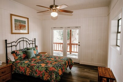 Riverfront, HotTub, BoatRamp, Boat Deck, Sleeps 24