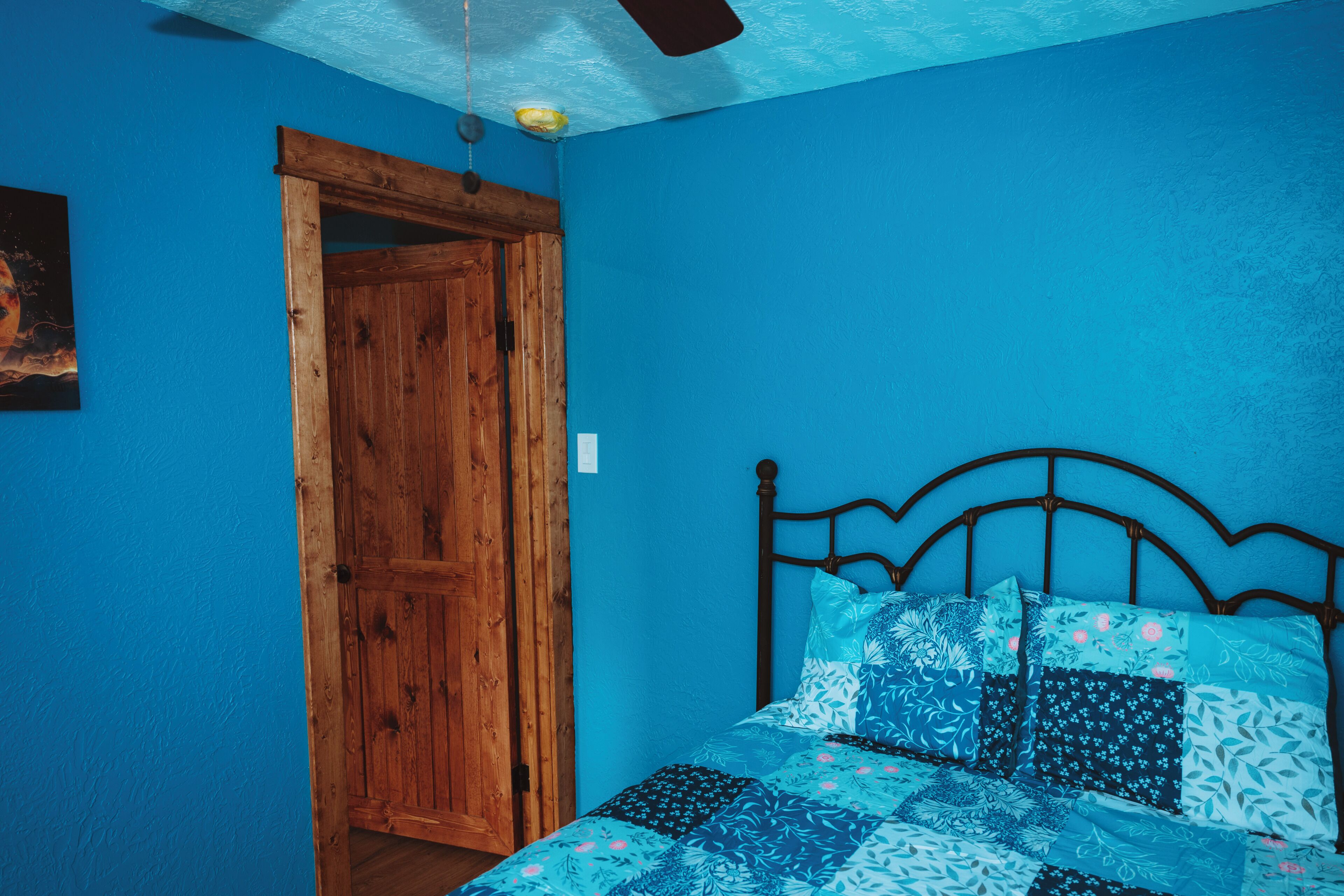 1 dormitorio, escritorio, tabla de planchar con plancha y wifi