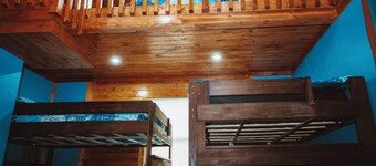 3-bedroom cabin in tranquil West Columbia with Hot tub and Boat Ramp to  River