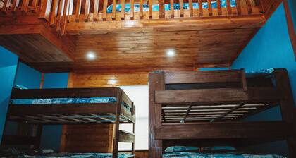 3-bedroom cabin in tranquil West Columbia with Hot tub and Boat Ramp to River