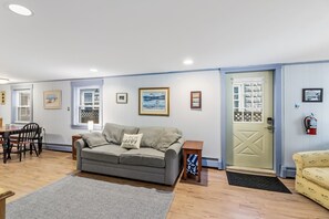 Smart-TV, Kamin, Bücher