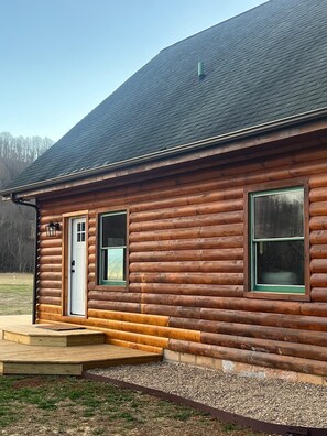 Exterior - 2 bedroom cabin located on a working bee farm in rural Appalachia. (Rural Retreat)