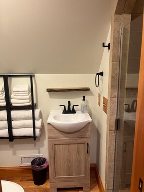 Bathroom - 2 bedroom cabin located on a working bee farm in rural Appalachia. (Rural Retreat)