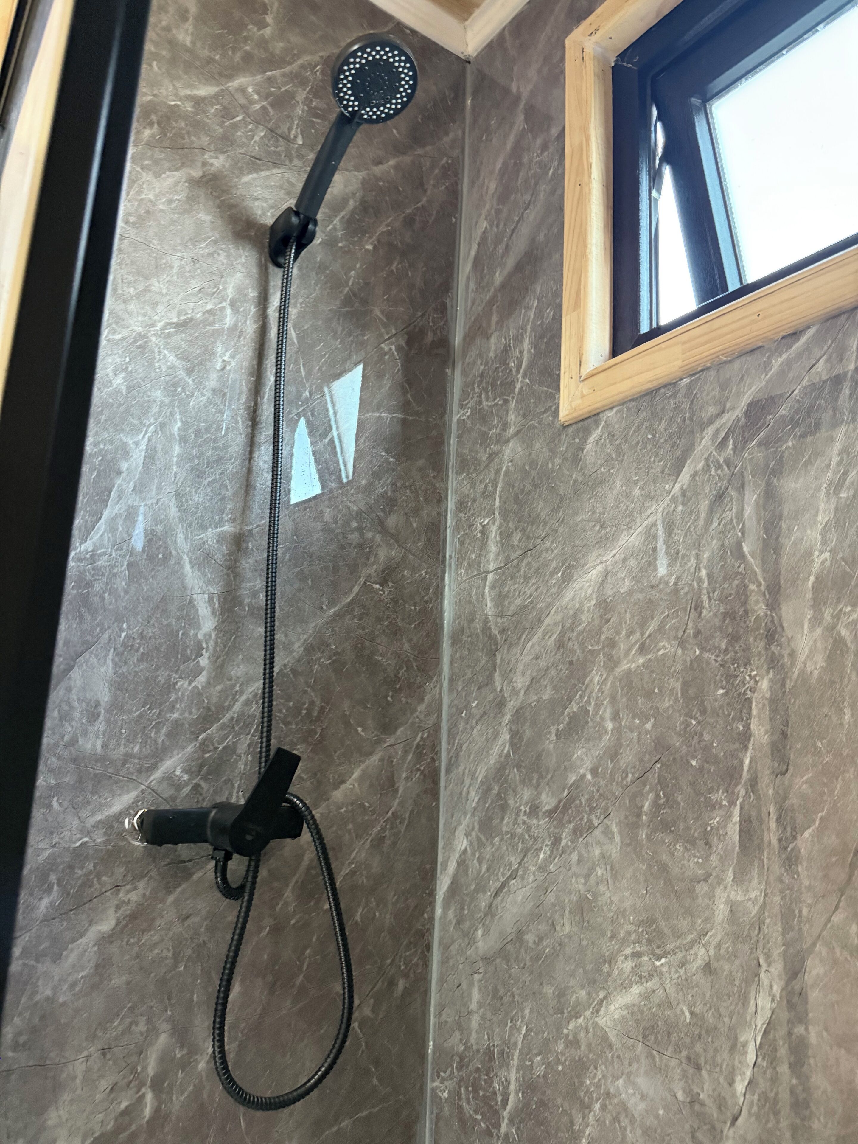Douche, sèche-cheveux, serviettes fournies, savon