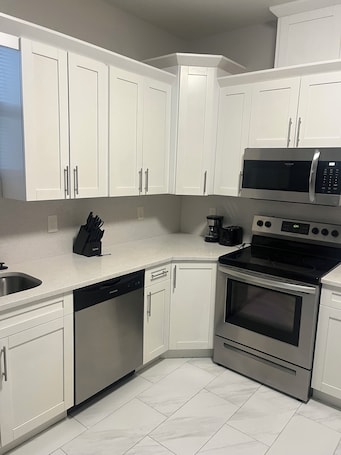 Fridge, microwave, oven, stovetop. Modern 4-bedroom house in Tampa/riverview