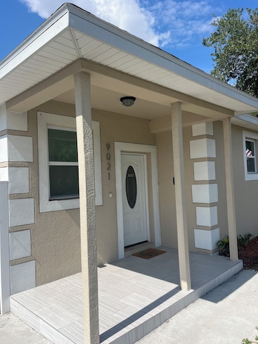 Modern 4-bedroom house in Tampa/riverview