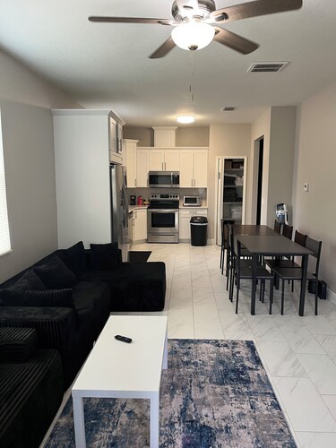 Modern 4-bedroom house in Tampa/riverview