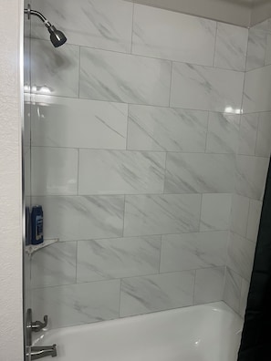 Sèche-cheveux, serviettes fournies, savon, shampoing