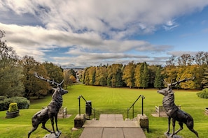 A statue of a deer in a park with a clear sky and trees in the background. - Doubletree by Hilton Dunblane Hydro (Dunblane)