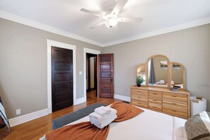 2 bedrooms, iron/ironing board, WiFi, bed sheets - Louisville home with workspace and backyard access (Louisville)