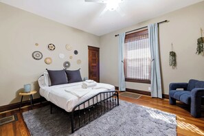 2 bedrooms, iron/ironing board, WiFi, bed sheets - Louisville home with workspace and backyard access (Louisville)