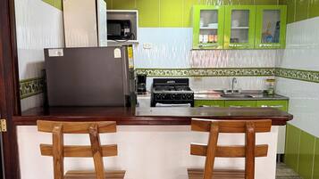 Microondas, horno y placa de cocina