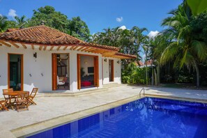Pool - Cozy 4-bedroom house in tranquil Ricaurte with AC (Apulo)