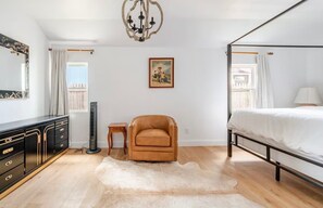 Room - Discover Hudson CharmHouse,where Hudson's sophistication and historic charm meet (Hudson)