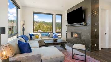 Smart TV, chimenea, videojuegos, libros